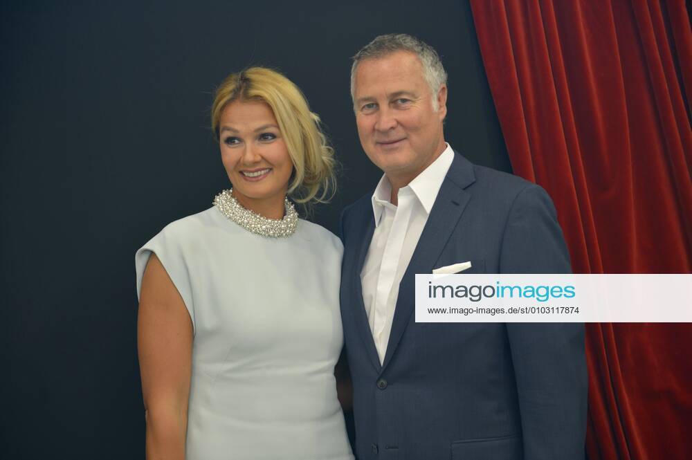 Franziska van Almsick mit Jürgen B. Harder 05 16 wow Franziska van Almsick mit ihrem Lebensgefährten Jürgen B. Harder bei der Feier zum 60. Geburtstag von Clemens Tönnies am 27. Mai 2016 in Rheda-Wiedenbrück Deutschland deutsch deutsche Frau Schwimmerin Ex ehemalig ehemalige Schwimmstar Sportlerin Sport Schwimmen Mann Unternehmer Manager german former female swimmer enterpriser Geburtstagsfeier Geburtstagsgala quer halb Portrait stehend lächelnd