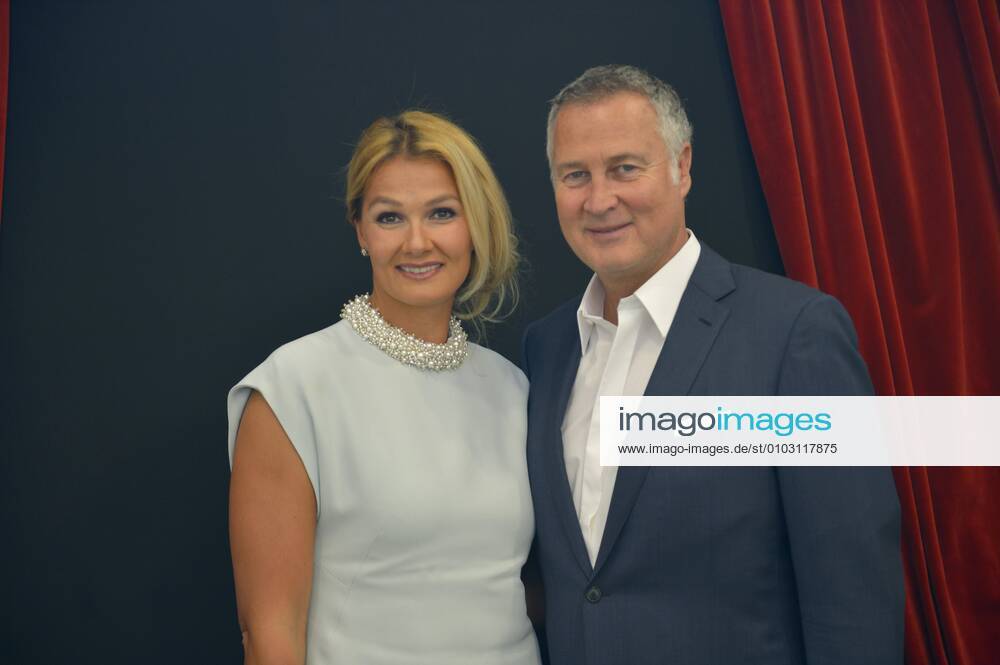Franziska van Almsick mit Jürgen B. Harder 05 16 wow Franziska van Almsick mit ihrem Lebensgefährten Jürgen B. Harder bei der Feier zum 60. Geburtstag von Clemens Tönnies am 27. Mai 2016 in Rheda-Wiedenbrück Deutschland deutsch deutsche Frau Schwimmerin Ex ehemalig ehemalige Schwimmstar Sportlerin Sport Schwimmen Mann Unternehmer Manager german former female swimmer enterpriser Geburtstagsfeier Geburtstagsgala quer halb Portrait stehend lächelnd