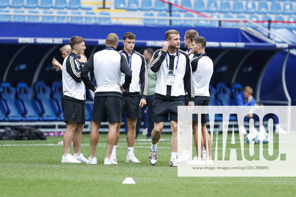 UEFA U21, U 21 EM, Deutschland - England, 3. Gruppenspiel, 28.06.2023, Batumi Die deutsche U21-Nationalmannschaft bei der Platzbegehung vor dem Spiel gegen England, UEFA U21-Fussball-Europameisterschaft in Rumaenien und Georgien, Deutschland - England, 3. Gruppenspiel, 28.06.2023, Batumi