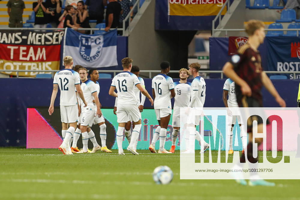 UEFA U21, U 21 EM, Deutschland - England, 3. Gruppenspiel, 28.06.2023, Batumi Die englische Mannschaft bejubelt das zweite Tor durch Harvey ELLIOTT ( 19, England), UEFA U21-Fussball-Europameisterschaft in Rumaenien und Georgien, Deutschland - England, 3. Gruppenspiel, 28.06.2023, Batumi
