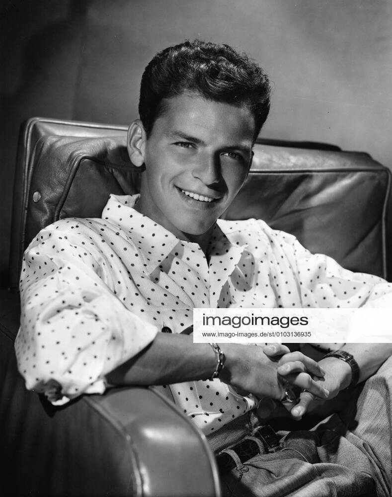 FRANK SINATRA. Strictly editorial use only in conjunction with the promotion of the film. Credit line mandatory. This image is copyright of the film company and is supplied under the terms of issue as film still. No commercial or book cover use permitted without prior consent from the film company. Mandatory credit line: Image courtesy Ronald Grant Archive Mary Evans