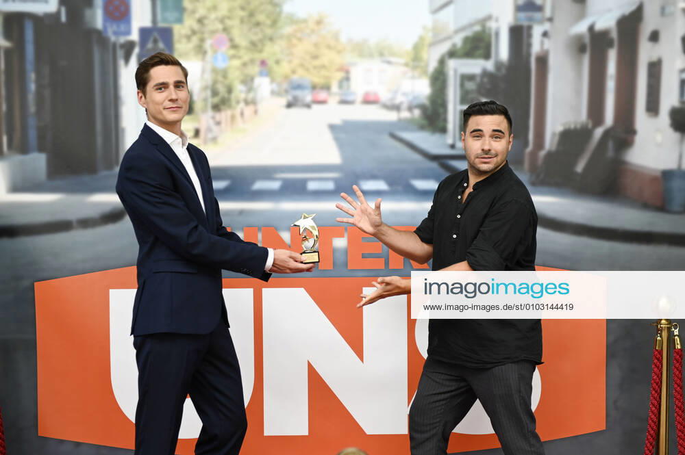 Timothy Boldt und Lars Steinhöfel mit dem Preis für die beste Story bei der Siegerehrung der Unter uns -Starwahl vom offiziellen Unter uns -Fanclub im Coloneum Studio der MMC Studios. Köln