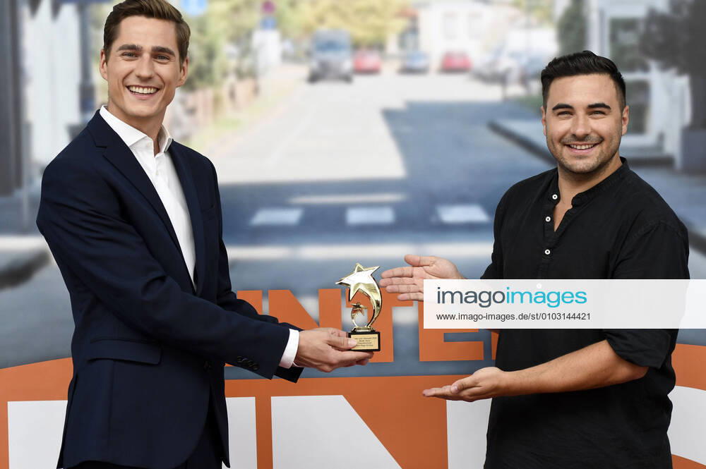 Timothy Boldt und Lars Steinhöfel mit dem Preis für die beste Story bei der Siegerehrung der Unter uns -Starwahl vom offiziellen Unter uns -Fanclub im Coloneum Studio der MMC Studios. Köln