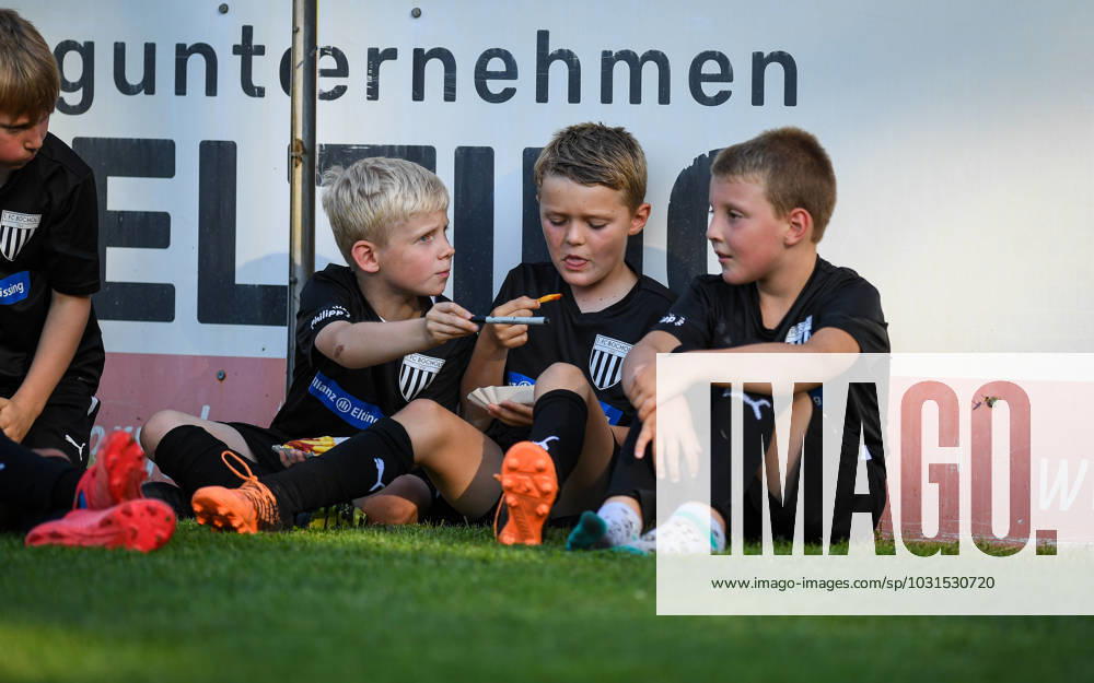 Fussball, Saison 2023 2024, regionale Freundschaftspiel, 07.07.2023, Herren, 1.FC Bocholt (schwarz) vs. MSV Duisburg (rot) Kinder an Bande Bocholt Stadion am Huenting Nordrhein-Westfalen Deutschland