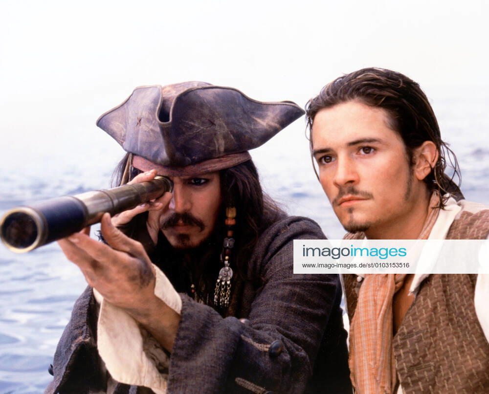 THE PIRATES OF THE CARIBBEAN: THE CURSE OF THE BLACK PEARL WALT DISNEY PICTURES JERRY BRUCKHEIMER FILMS JOHNNY DEPP, ORLANDO BLOOM Date: 2003. Strictly editorial use only in conjunction with the promotion of the film. Credit line mandatory. This image is copyright of the film company and is supplied under the terms of issue as film still. No commercial or book cover use permitted without prior consent from the film company. Mandatory credit line: Image courtesy Ronald Grant Archive Mary Evans