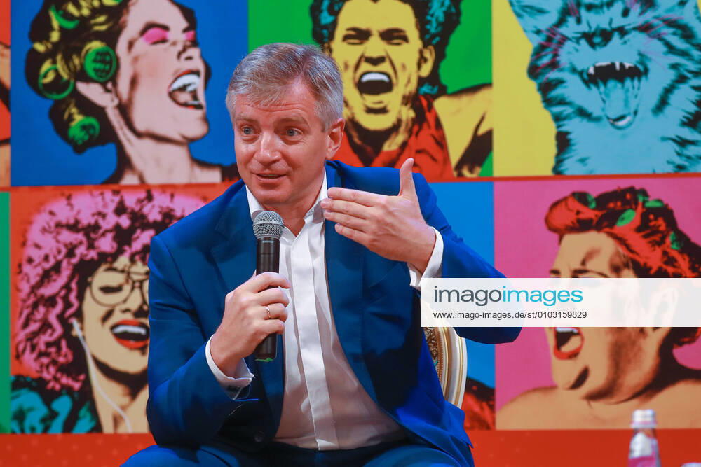 Bilder des Jahres 2020, Entertainment 08 August Entertainment Themen der Woche KW34 MOSCOW, RUSSIA - AUGUST 17, 2020: Head of the Moscow Department for Culture Alexander Kibovsky speaks during a meeting of the Helikon Opera musical theater company. Sergei Fadeichev TASS TS0E3A5B