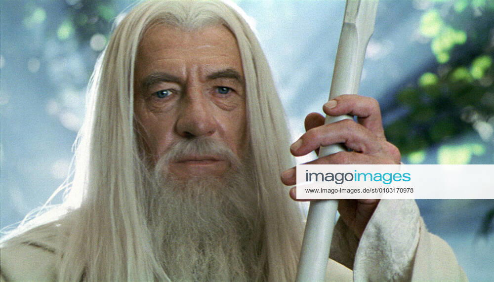 THE LORD OF THE RINGS: THE TWO TOWERS IAN MCKELLEN as Gandalf Date: 2002. Strictly editorial use only in conjunction with the promotion of the film. Credit line mandatory. This image is copyright of the film company and is supplied under the terms of issue as film still. No commercial or book cover use permitted without prior consent from the film company. Mandatory credit line: Image courtesy NEW LINE CINEMA LORD ZWEITE PRODUCTIONS DEUTSCHLAND FILMPR