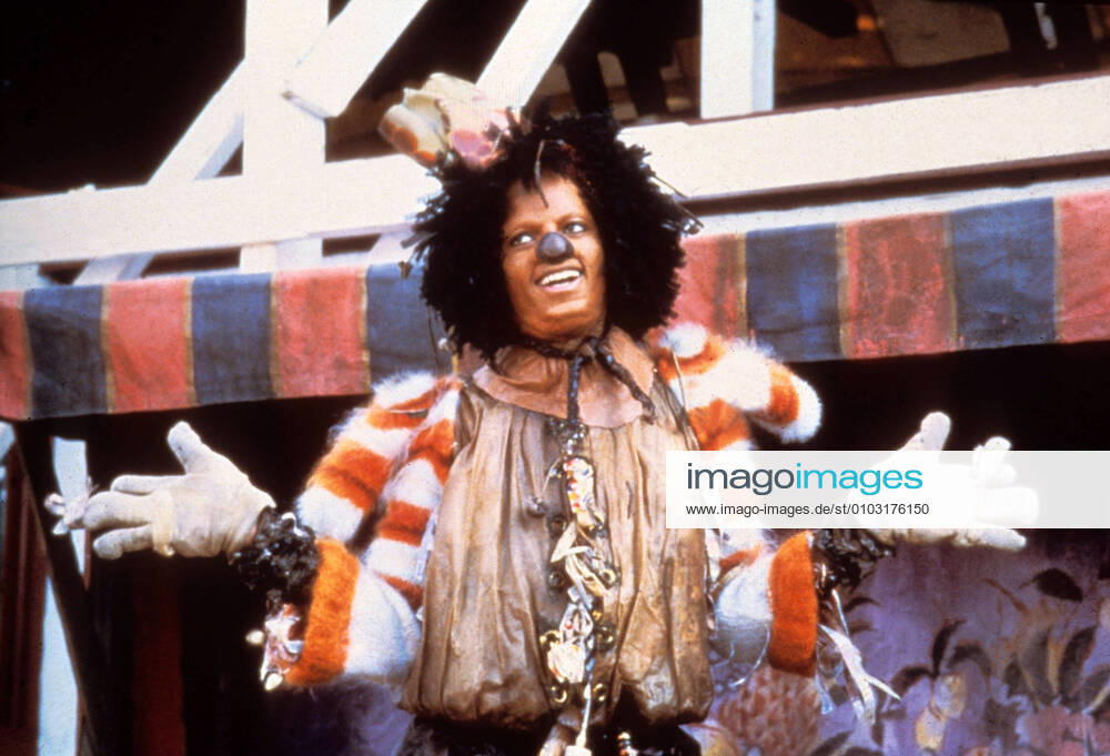 THE WIZ MICHAEL JACKSON as the Scarecrow Date: 1978. Strictly editorial use only in conjunction with the promotion of the film. Credit line mandatory. This image is copyright of the film company and is supplied under the terms of issue as film still. No commercial or book cover use permitted without prior consent from the film company. Mandatory credit line: Image courtesy MOTOWN PRODUCTIONS UNIVERSAL PICTURES Ronald Grant Archive Mary Evans