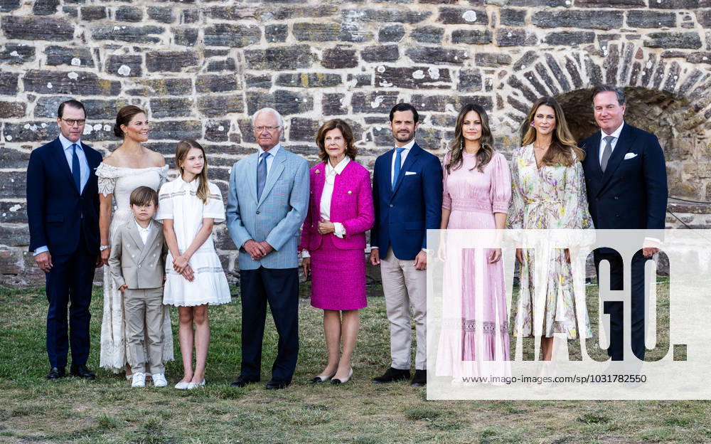 Prins Daniel, kronprinsessan Victoria, prins Oscar, prinsessan Estelle, kung Carl Gustaf, drottning Silvia, prins Carl Philip,prinsessan Sofia, prinsessan Madeleine och herr Chris OÂ Neill under utdelningen av Victoriapriset den 14 juli 2023 i Borgholm.