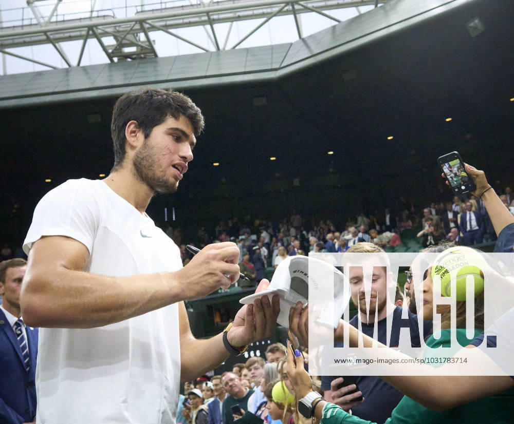 2023 Wimbledon Championships Carlos Alcaraz (ESP) signs autographs after winning against Daniil Medvedev (RUS) in the mens semi finals on Day 12 at the 2023 Wimbledon Championships at the All England Club, London, UK, 14 July 2023, Credit:Peter van den Berg Avalon United Kingdom, England, London, All England Lawn Tennis and Croquet Club