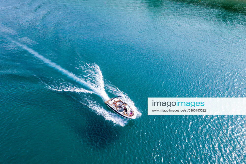 IMAGO Creative: Ende des Sommers An aerial view of a group of friends power boating on Lake Tahoe, CA United States, California, South Lake Tahoe CR_TFBM200811A-432898-01 ,model released, Symbolfoto