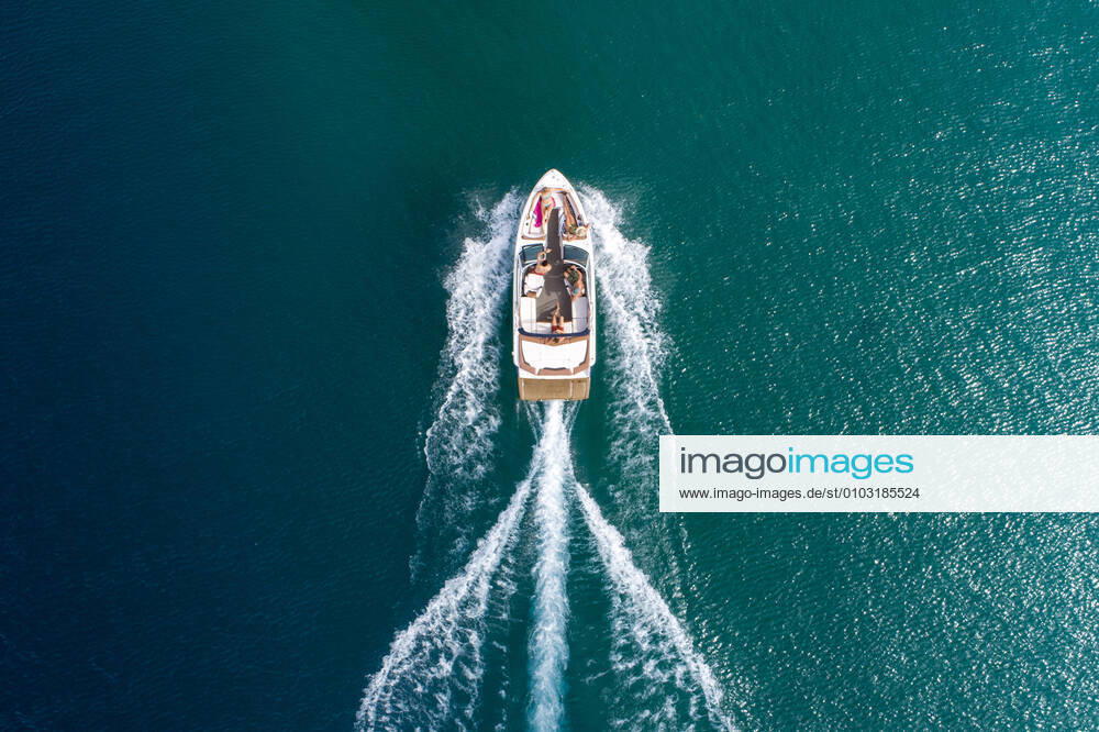 An aerial view of a group of friends power boating on Lake Tahoe, CA United States, California, South Lake Tahoe CR_TFBM200811A-432899-01 ,model released, Symbolfoto