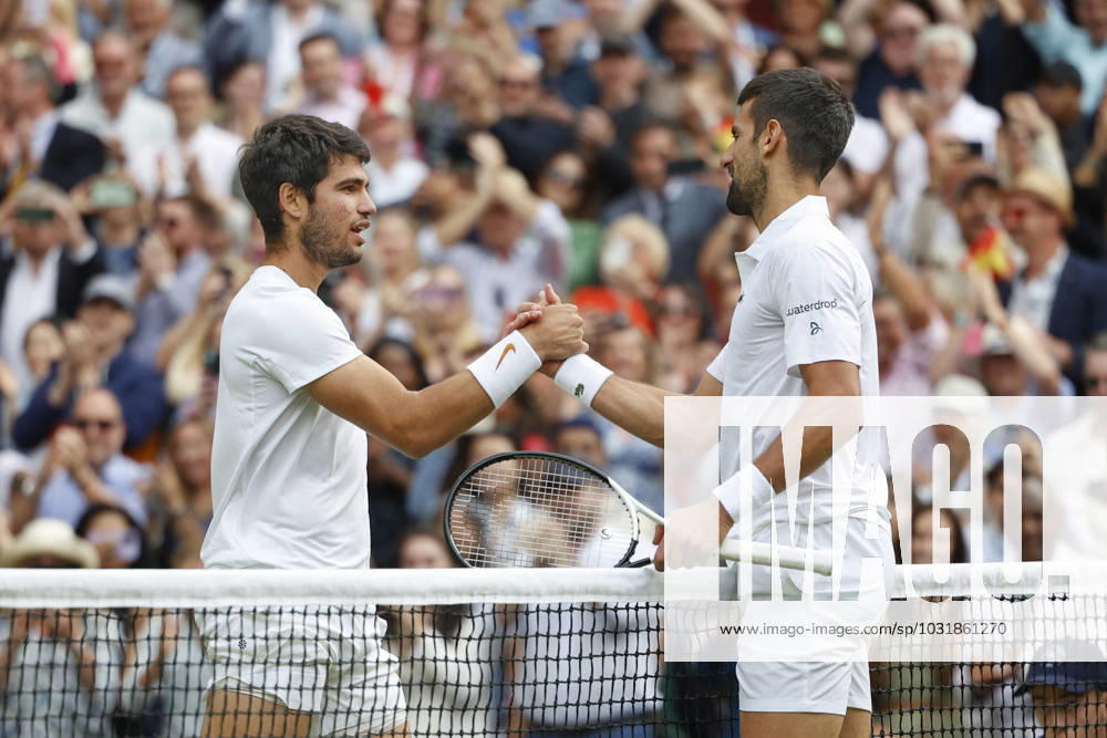 Novak Djokovic gratuliert dem Sieger Carlos Alcaraz, Finale, Endspiel