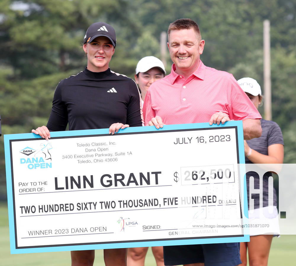 SYLVANIA, OH - JULY 15: LPGA, Golf Damen golfer Linn Grant is presented with a check on the 18th green after winning the Dana Open on July 16, 2023, at Highland Meadows Golf Club in Sylvania, Ohio. (Photo by Brian Spurlock Icon Sportswire) GOLF: JUL 15 LPGA Dana Open Icon230716070
