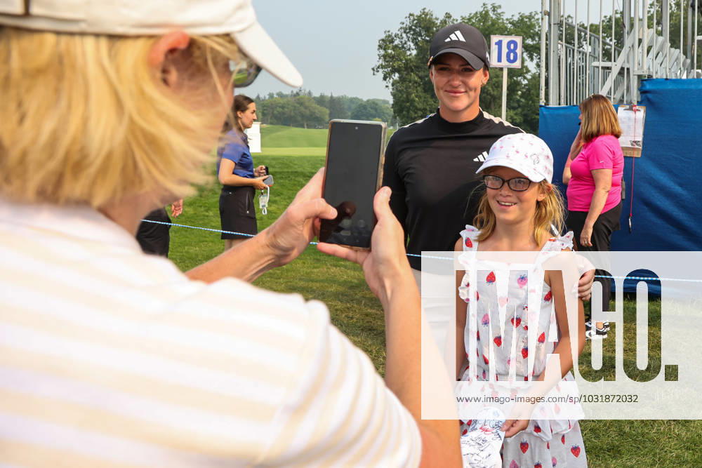 SYLVANIA, OH - JULY 16: Linn Grant, of Sweden, posses for a photograph with young fans after winning the tournament during the final round of the LPGA, Golf Damen Dana Open on July 16, 2023 at Highland Meadows Golf Club in Sylvania, Ohio. (Photo by Scott W. Grau Icon Sportswire) GOLF: JUL 16 LPGA Dana Open Icon23071648
