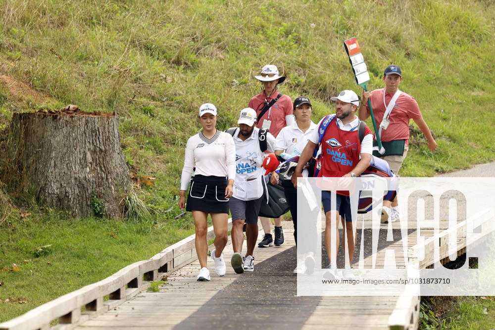 SYLVANIA, OH - JULY 16: LPGA, Golf Damen golfers Minjee Lee and Annie Park walk across a bridge on the 2nd hole during the final round of the Dana Open on July 16, 2023, at Highland Meadows Golf Club in Sylvania, Ohio. (Photo by Brian Spurlock Icon Sportswire) GOLF: JUL 16 LPGA Dana Open Icon230716144