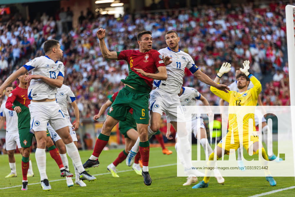 Joao Palhinha in a duel with Edin Dzeko during UEFA EURO, EM, Europameisterschaft,Fussball 2024 Qualification game between national teams of Portugal and Bosnia and Herzegovina at Estadio Da Luz, Lisbon, Portugal. (Maciej Rogowski) Lisbon Estadio Da Luz Portugal