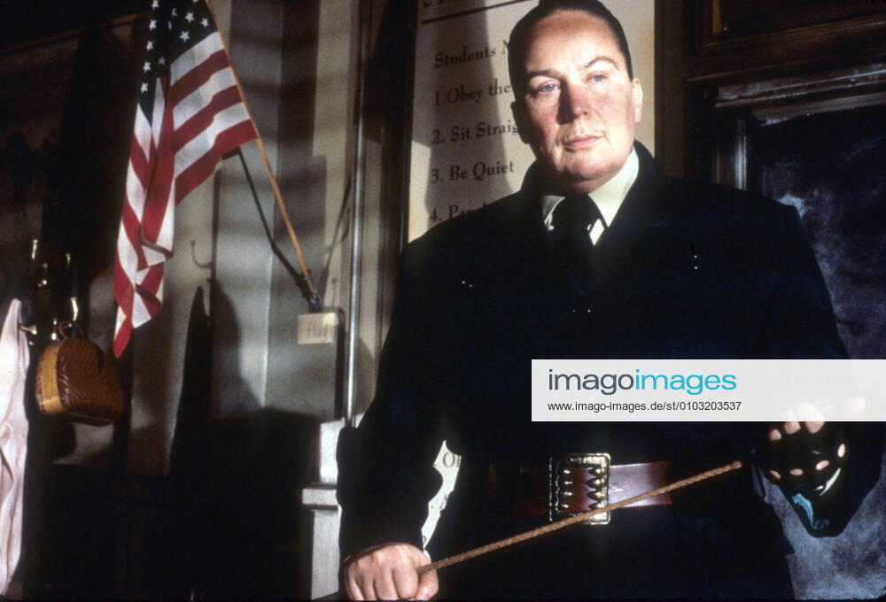 MATILDA PAM FERRIS Date: 1996. Strictly editorial use only in conjunction with the promotion of the film. Credit line mandatory. This image is copyright of the film company and is supplied under the terms of issue as film still. No commercial or book cover use permitted without prior consent from the film company. Mandatory credit line: Image courtesy JERSEY FILMS TRISTAR PICTURES Ronald Grant Archive Mary