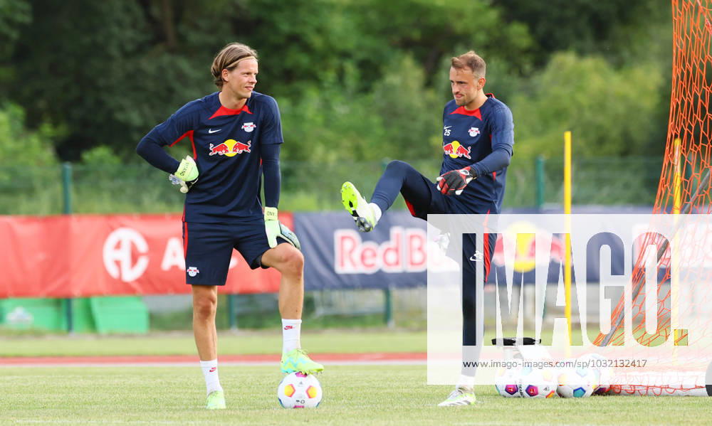 RB Leipzig - Italien Trainingslager Bruneck, 20.07.2023, Sportpark Reiperting Reischach, Fussball, RB Leipzig (GER Bundesliga) - Trainingslager in Südtirol Italien , Im Bild v.l.: Torwart Örjan Nyland und Torwart Leopold Zingerle ,