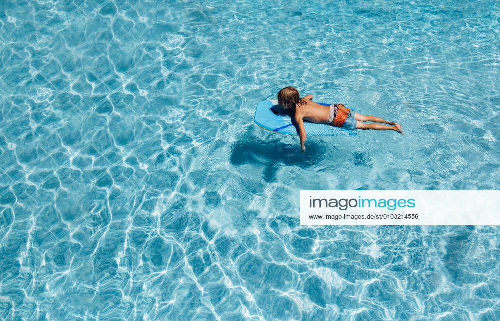IMAGO Creative: Sommer Sport - Strand Young boy floating in pool on a summer day Windsor, ON, Canada CR_JEOH200819-465926-01 ,model released, Symbolfoto