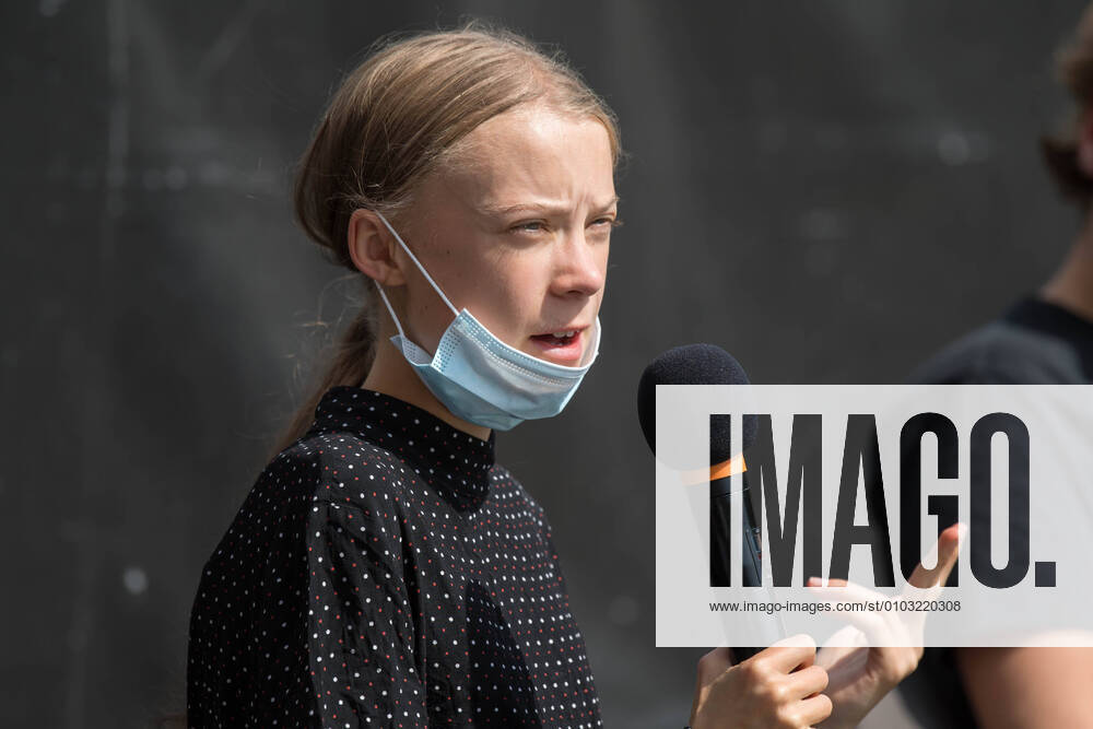 Greta Thunberg auf der Pressekonferenz nach dem treffen mit der Bundeskanzlerin in Berlin (Foto vom 20.08.2020). Greta Thunberg und weitere prominente Klimaaktivistinnen haben von der Bundesregierung groessere Anstrengungen im Kampf gegen den Klimawandel gefordert. Deutschland, das derzeit die EU-Ratspraesidentschaft innehat, muesse sich seiner Verantwortung stellen und die Klimakrise als Krise behandeln , sagte die schwedische Klimaaktivistin am Donnerstag in Berlin nach einem Treffen mit Bundeskanzlerin Angela Merkel (CDU). An dem rund 90-minuetigen Gespraech im Kanzleramt nahmen auch die deutsche Fridays for Future -Vertreterin Luisa Neubauer sowie die Belgierinnen Anuna de Wever und Adelaide Charlier teil. (Siehe epd-Meldung vom 20.08