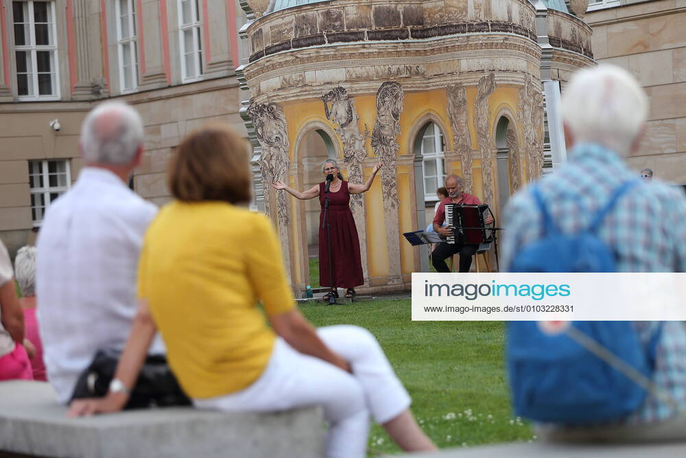 Jalda Rebling und Tobias Morgenstern bei einem Konzert im Rahmen der Veranstaltungsreihe Kunst zur Zeit im Innenhof des Brandenburger Landtags in Potsdam, 20. August 2020. Konzert Landtag Potsdam