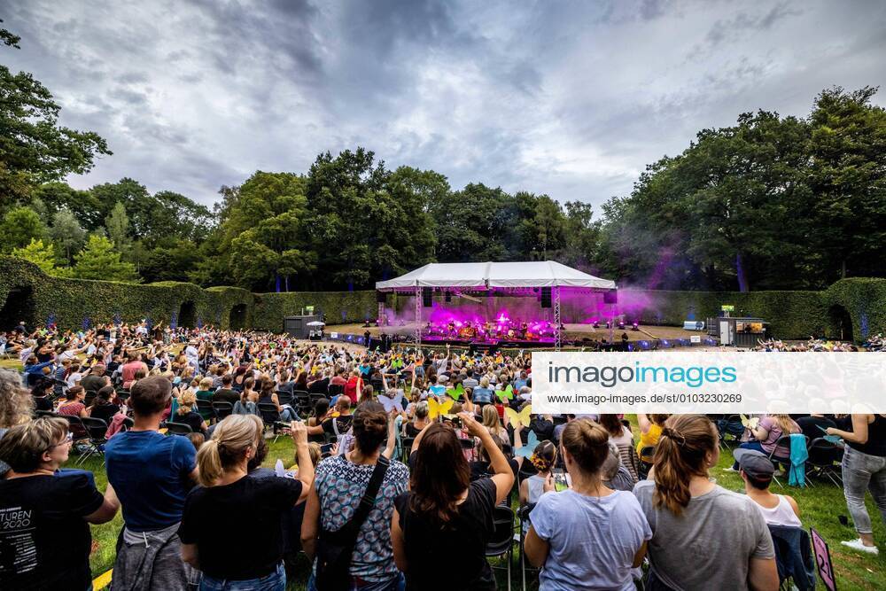 - Johannes Oerding bei einem Konzert im Rahmen der Lagerfeuer Acoustics auf der Freilichtbühne im Hamburger Stadtpark