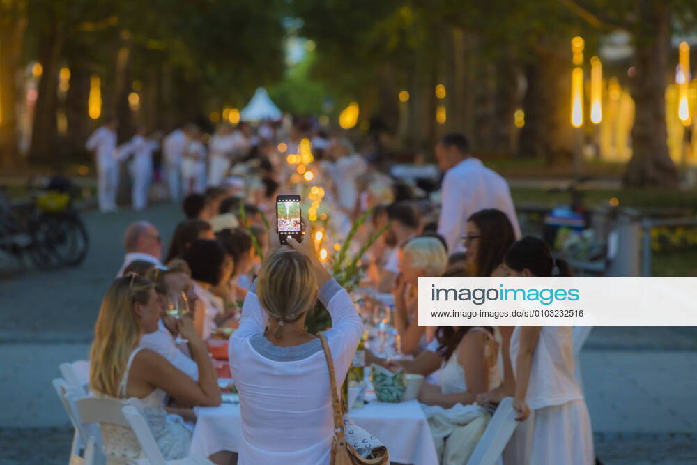 Picknick in Weiß Nach dem Pariser Vorbild ist auch bei diesem Picknick ist der Dresscode konsequent weiß. Zum fünften Mal findet das Diner en Blanc nun schon in Dresden, dieses mal auf der Hauptstrasse unter den alten großen Platanen statt. Dresden Sachsen GERMANY