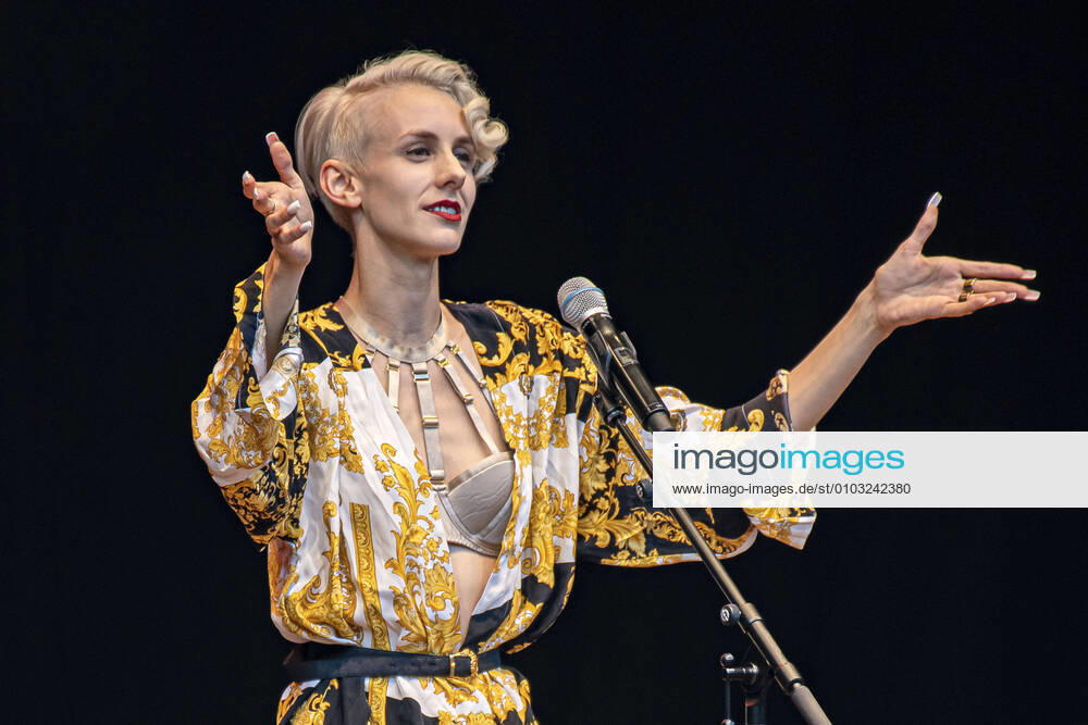 Lisa Eckhart live mit ihrem Soloprogramm Lisa Eckhart - Die Vorteile des Lasters in der Freilichtbühne Junge Garde. Dresden.