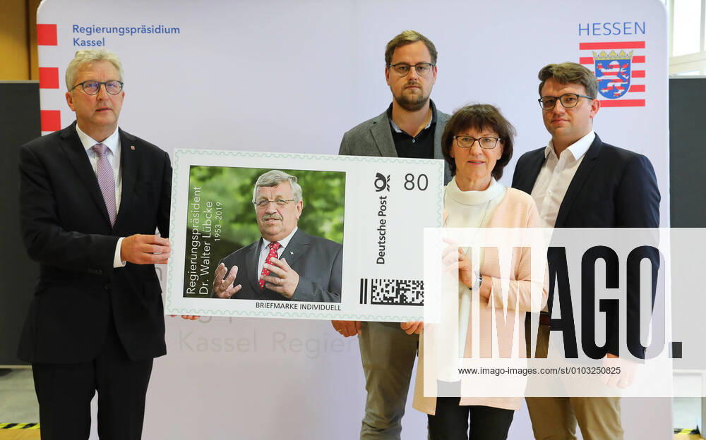 Eine individuelle Briefmarke zum Gedenken an dem am 2. Juni 2019 mutmasslich von einem Rechtsextremisten ermordeten Kasseler Regierungspraesidenten Walter Luebcke (Lübcke) ist am Freitag in Kassel offiziell vorgestellt worden. (Foto vom 21.08.2020: V.l.: v.l. Hermann-Josef Klueber (Regierungspraesident Kassel), Irmgard Braun-Luebcke (Witwe von Walter Luebcke) und ihre Soehne Jan-Hendrik und Christoph) Die Marke gehe auf Ideen von Mitarbeitern der Behoerde zurueck, die ihrem Dienstherren ein bleibendes Andenken bewahren wollen, sagte der Kasseler Regierungspraesident Hermann-Josef Klueber (Klüber) (CDU) bei der Vorstellung der Briefmarke am Freitag in Kassel. Die Marke mit dem Nennwert von 80 Cent kann ab Samstag fuer zwei Euro von 11 bis 18