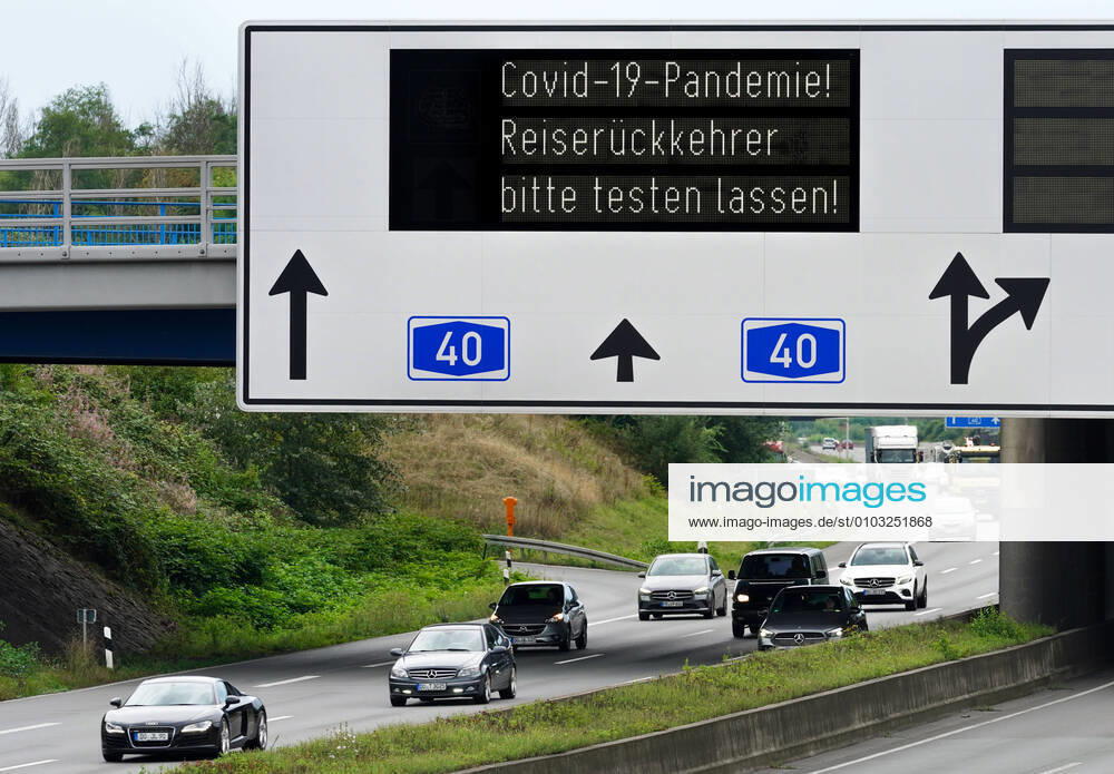 Dortmund, 21.8.2020: Aufforderung an Reiserückkehrer, sich aufgrund der Covid-19-Pandemie auf das Coronavirus testen zu lassen. Schilderbrücke auf der Autobahn A40 im Bereich Dortmund