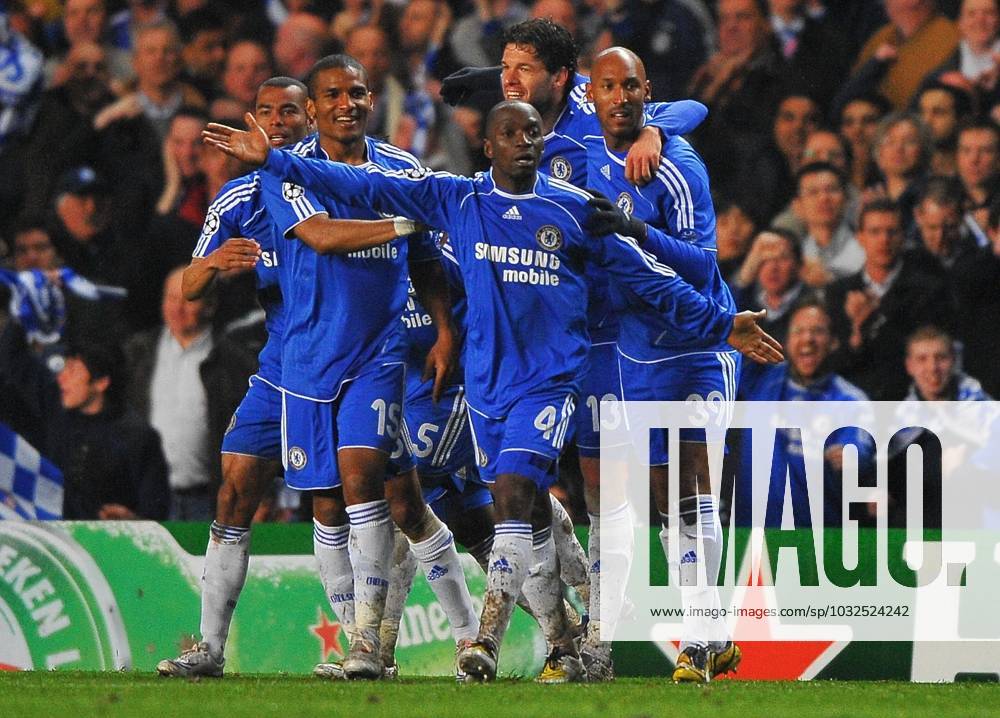 UEFA Champions League Soccer match, Semi Final, Chelsea vs Liverpool Chelsea s soccer players celebrate after the final whistle during the UEFA Champions League Soccer match, Semi Final, Second Leg, Chelsea vs Liverpool at the Stamford Bridge in London, UK on April 30, 2008. Chelsea won 3-2. Chelsea reach his first Champions League final. Photo by Steeve McMay Cameleon ABACAPRESS.COM London -