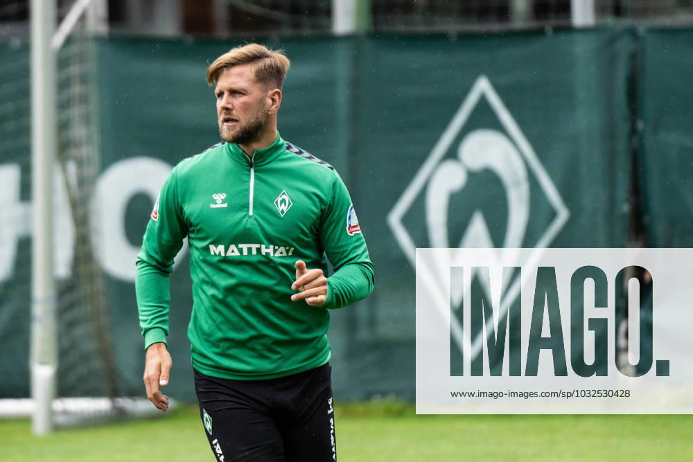 1.FBL, Werder Bremen Trainingslager Tag 08 26.07.2023, Parkstadion, Zell am Ziller, 1.FBL, Werder Bremen Trainingslager Tag 08 Im Bild: Niclas Füllkrug Fuellkrug (Werder Bremen 11); mit Werder Bremen Logo im Hintergrund