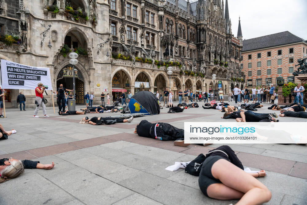 Greenpeace Trauermarsch am Earth Overshoot Day in München Demonstration von Greenpeace in München Odeonsplatz. Am 22.08.2020 ist dieses Jahr der Earth Overshoot Day - also das Datum an dem die Beanspruchung der Erde und der Ökosysteme durch die Menschen die Kapazitäten zur Erholung übersteigt. Aktivisten von Greenpeace und anderen Umweltorganisationen tragen in einem Trauermarsch vom Odeonsplatz zum Marienplatz die Erde symbolisch zu Grabe.