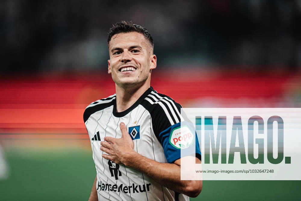 Fußball Männer Saison 2023 2024 2. Fußball-Bundesliga 1. Spieltag Hamburger SV vs. FC Schalke 04 28.07.2023 Laszlo Benes ( 8, HSV) jubelt über sein Tor zum 3:2 Hamburg Volksparkstadion Hamburg Deutschland