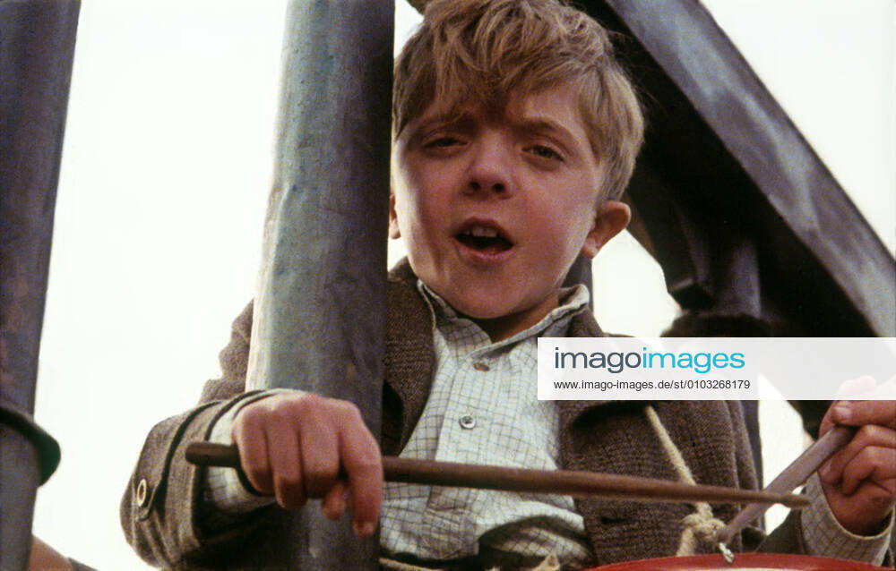 DIE BLECHTROMMEL aka THE TIN DRUM DAVID BENNENT Date: 1979. Strictly editorial use only in conjunction with the promotion of the film. Credit line mandatory. This image is copyright of the film company and is supplied under the terms of issue as film still. No commercial or book cover use permitted without prior consent from the film company. Mandatory credit line: Image courtesy ARGOS FILMS ARTEMIS PRODUCTIONS BIOSKOP FILMS FILM POL Ronald Grant Archive Mary Evans