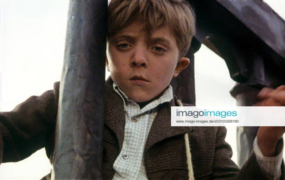 DIE BLECHTROMMEL aka THE TIN DRUM DAVID BENNENT Date: 1979. Strictly editorial use only in conjunction with the promotion of the film. Credit line mandatory. This image is copyright of the film company and is supplied under the terms of issue as film still. No commercial or book cover use permitted without prior consent from the film company. Mandatory credit line: Image courtesy ARGOS FILMS ARTEMIS PRODUCTIONS BIOSKOP FILMS FILM POL Ronald Grant Archive Mary Evans
