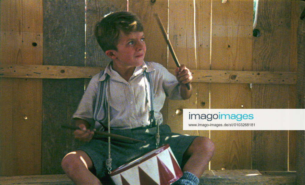 DIE BLECHTROMMEL aka THE TIN DRUM DAVID BENNENT Date: 1979. Strictly editorial use only in conjunction with the promotion of the film. Credit line mandatory. This image is copyright of the film company and is supplied under the terms of issue as film still. No commercial or book cover use permitted without prior consent from the film company. Mandatory credit line: Image courtesy ARGOS FILMS ARTEMIS PRODUCTIONS BIOSKOP FILMS FILM POL Ronald Grant Archive Mary Evans