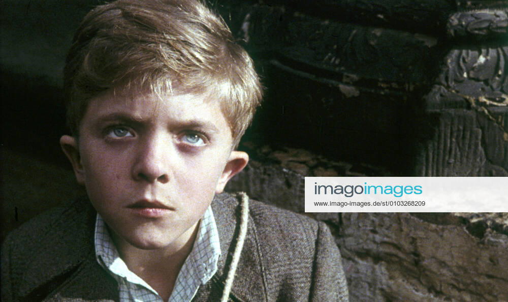 DIE BLECHTROMMEL aka THE TIN DRUM DAVID BENNENT Date: 1979. Strictly editorial use only in conjunction with the promotion of the film. Credit line mandatory. This image is copyright of the film company and is supplied under the terms of issue as film still. No commercial or book cover use permitted without prior consent from the film company. Mandatory credit line: Image courtesy ARGOS FILMS ARTEMIS PRODUCTIONS BIOSKOP FILMS FILM POL Ronald Grant Archive Mary Evans