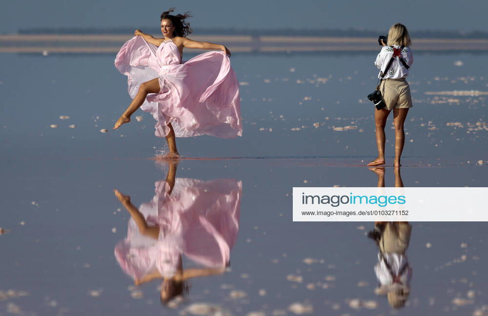 Bilder des Jahres 2020, Entertainment 08 August Entertainment Themen der Woche KW34 CRIMEA, RUSSIA - AUGUST 22, 2020: A model showcases a creation during a runway show for the collection by the Crimean designers at the 2020 Crimean Fashion Week on Lake Sasyk. Sergei Malgavko TASS TS0E4523