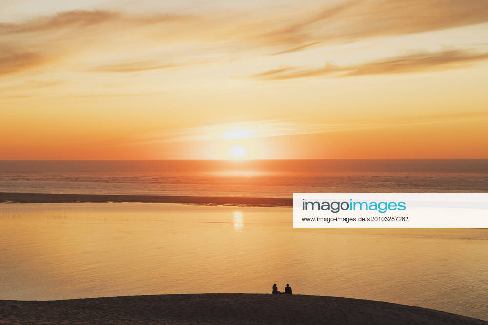 Silhouette couple watching sunset at Atlantic ocean, Dune of Pilat, Nouvelle-Aquitaine, France GWF06638