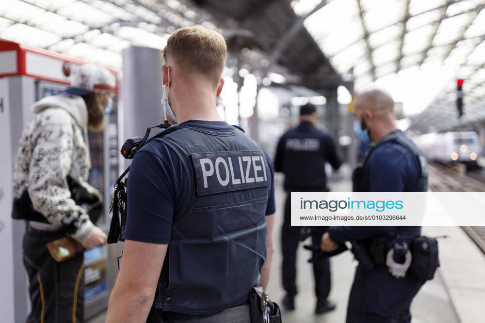 Ordnungsämter, Bundespolizei, die Bahn und die Verkehrsunternehmen kontrollieren mit einer landesweiten Großaktion die Einhaltung der Maskenpflicht im Busverkehr und Bahnverkehr - im Bild die Schwerpunktkontrolle am Kölner Hauptbahnhof. Köln