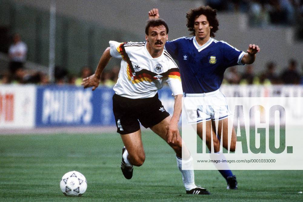 Jürgen Kohler (li., Deutschland) gegen Pedro Troglio (Argentinien) Fußball WM Herren Weltmeisterschaft 1990, Länderspiel, Finale, Endspiel, Nationalmannschaft, Nationalteam, Vneg Gruppe Rom Dynamik,
