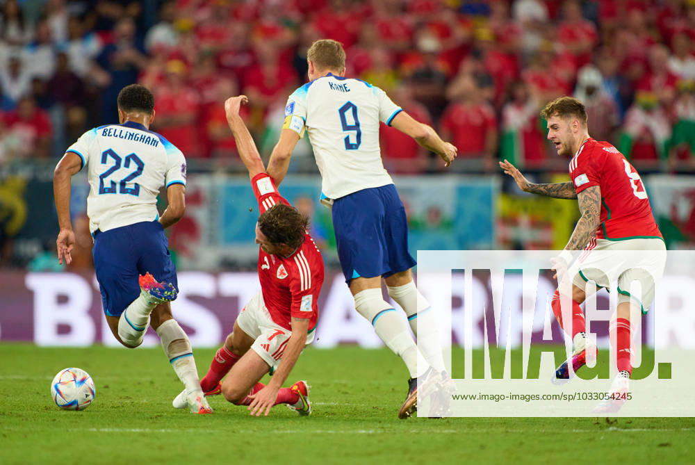 Harry KANE, England 9 Jude Bellingham, England 22 compete for the ball, tackling, duel, header, zweikampf, action, fight against Joe ALLEN, Wales 7 Joe Rodon, Wales 6 in the group B match WALES - ENGLAND 0-2 FIFA World Cup, WM, Weltmeisterschaft, Fussball 2022 QATAR Season 2022 2023, Nov 25, 2022 in Ahmad Bin Ali Stadium in Doha, Qatar.