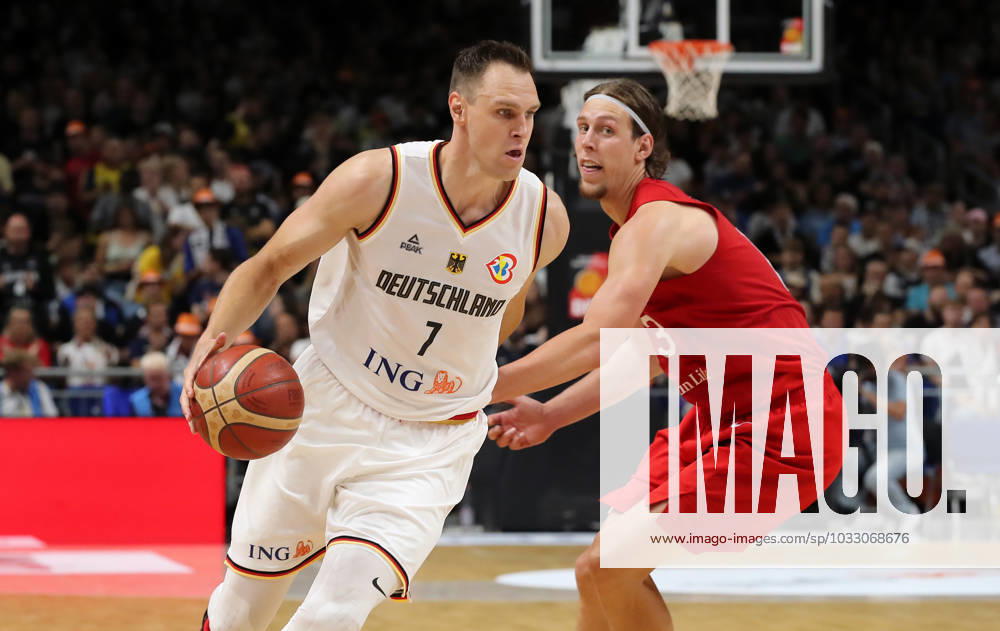 Johannes Voigtmann (GER), Kelly Olynyk Zweikampf Spielszene Aktion Basketball DBB Nationalmannschaft Herren Länderspiel Saison 2023 2024 09.08.2023 Deutschland GER vs Kanada CAN