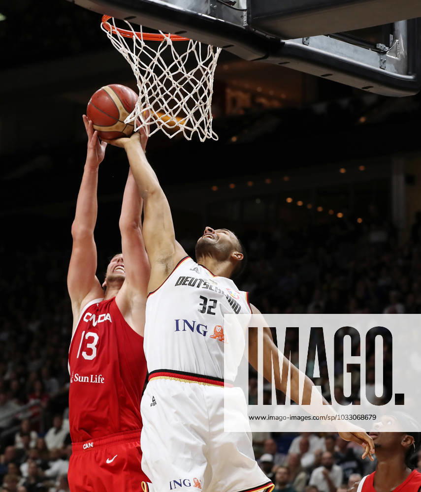 Kelly Olynyk, Johannes Thiemann (GER) Zweikampf Spielszene Aktion Basketball DBB Nationalmannschaft Herren Länderspiel Saison 2023 2024 09.08.2023 Deutschland GER vs Kanada CAN