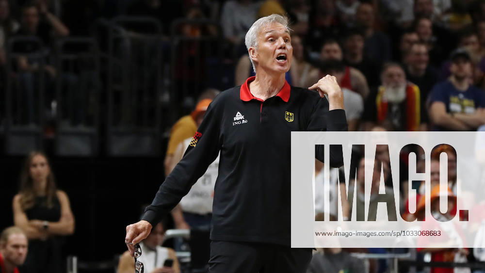 Coach Gordon Herbert (GER) zeigend, gestikulierend Aktion Oberkörper Basketball DBB Nationalmannschaft Herren Länderspiel Saison 2023 2024 09.08.2023 Deutschland GER vs Kanada CAN
