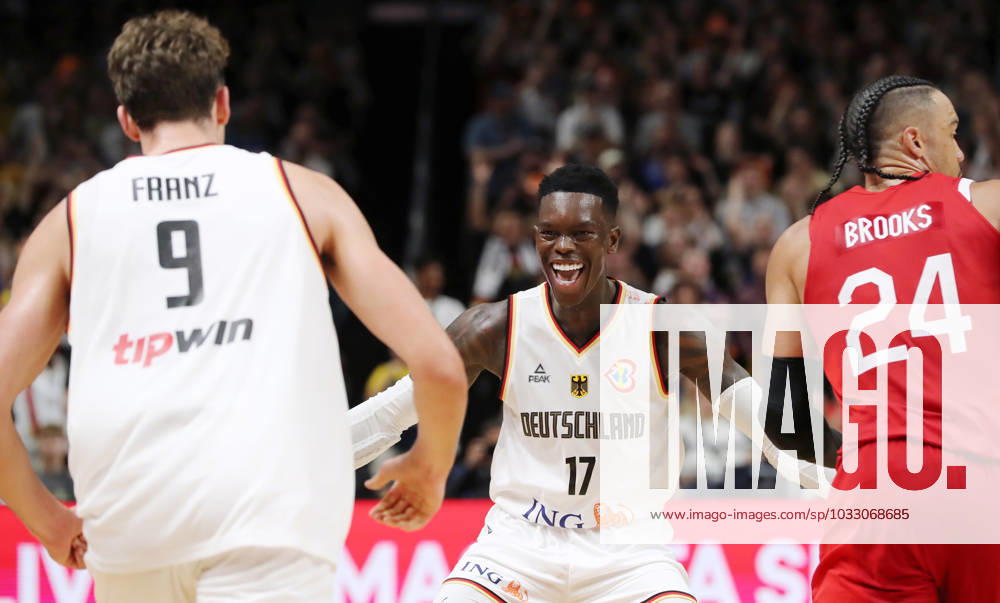 Franz Wagner (GER), Dennis Schröder (GER) lacht jubelt, re. Dillon Brooks Basketball DBB Nationalmannschaft Herren Länderspiel Saison 2023 2024 09.08.2023 Deutschland GER vs Kanada CAN