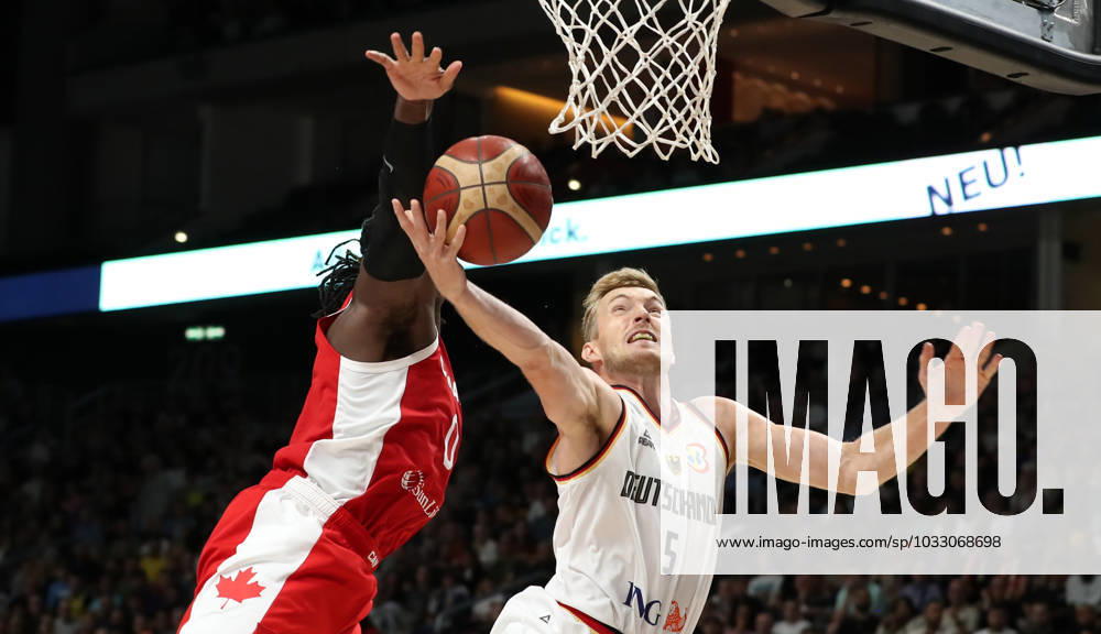 Luguentz Dort, Niels Giffey (GER) Zweikampf Spielszene Aktion Basketball DBB Nationalmannschaft Herren Länderspiel Saison 2023 2024 09.08.2023 Deutschland GER vs Kanada CAN