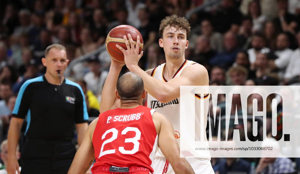 Phil Scrubb, Franz Wagner (GER) Zweikampf Spielszene Aktion Basketball DBB Nationalmannschaft Herren Länderspiel Saison 2023 2024 09.08.2023 Deutschland GER vs Kanada CAN